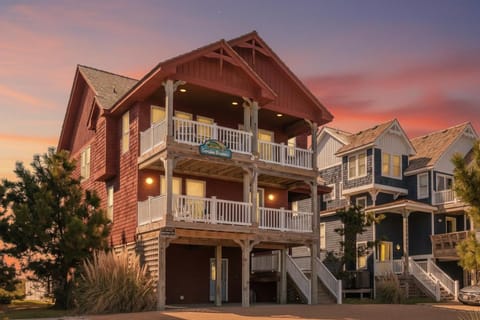 Carolina Dreamin' - Nags Head, Private Beach Access w/Parking Passes, Pool, Hot Tub, Pool Table, Pets OK House in Roanoke Island