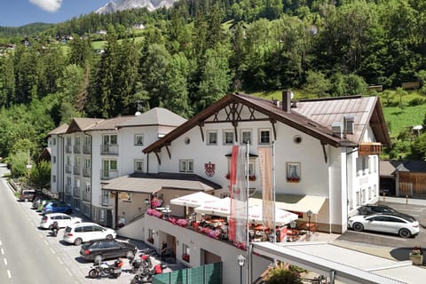 Property building, Neighbourhood, Natural landscape, Mountain view, Street view, Location, Parking