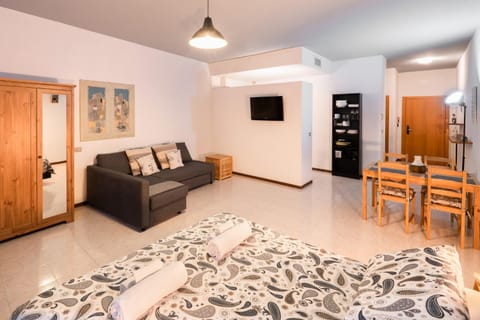 Bed, Photo of the whole room, Seating area