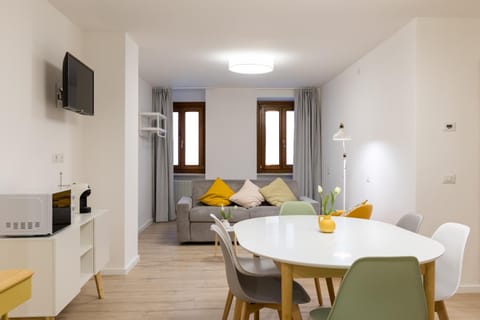 Coffee/tea facilities, Living room, Seating area, minibar