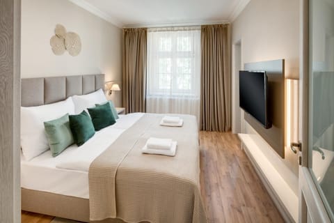 Bed, TV and multimedia, Bedroom, Inner courtyard view, heating, wardrobe, air conditioner