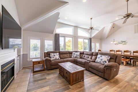 Shell Yeah! - Corolla, Whalehead, Beach 380 Yds, Elevator, Pool, Hot Tub, Pool Table House in Corolla