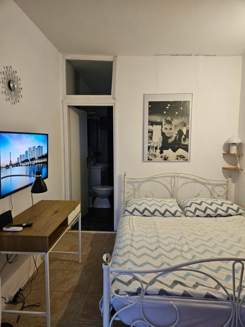 Bed, TV and multimedia, Photo of the whole room