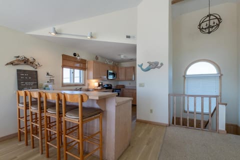 Into the Sun - Corolla, Villages at Ocean Hill, 75 Yds to Beach, Hot Tub, Community Pool, Pets OK, Flex Stays House in Corolla