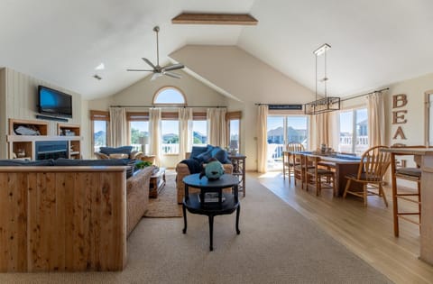 Into the Sun - Corolla, Villages at Ocean Hill, 75 Yds to Beach, Hot Tub, Community Pool, Pets OK, Flex Stays House in Corolla