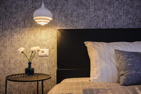 Bed, Photo of the whole room, Decorative detail, Bedroom
