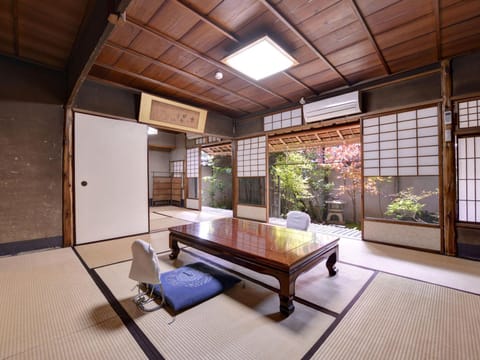Photo of the whole room, Garden view