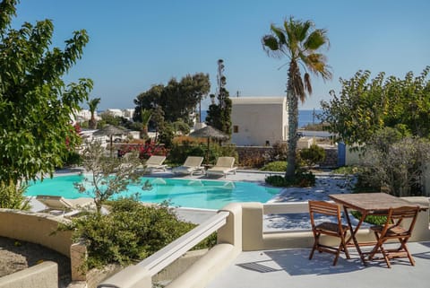 Patio, Day, Swimming pool
