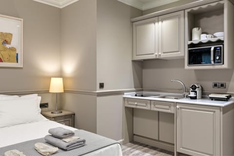 Coffee/tea facilities, Kitchen or kitchenette, stove