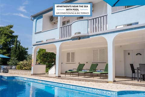 Property building, Patio, Day, Pool view, Swimming pool, sunbed