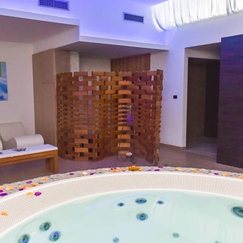 Hot Tub, Sauna, Steam room, Spa and wellness centre/facilities