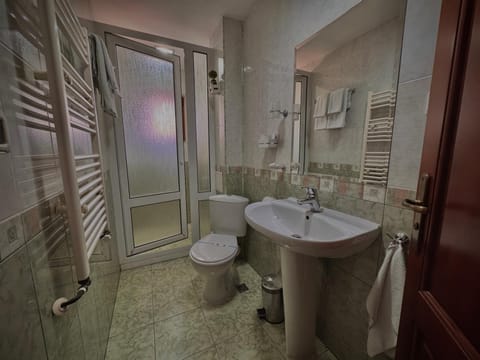 Toilet, Bathroom, Bath, towels