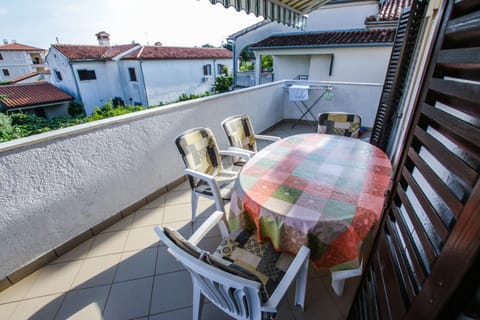Property building, Balcony/Terrace, Seating area, Dining area
