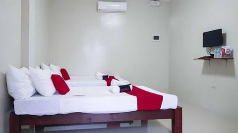 Bed, TV and multimedia, Photo of the whole room, Bedroom, towels, air conditioner
