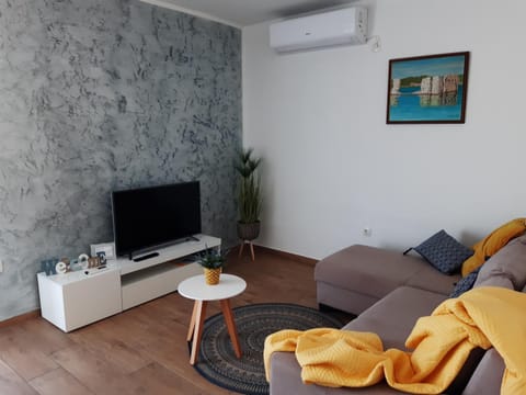 Communal lounge/ TV room, TV and multimedia, Living room