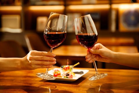 Communal lounge/ TV room, Food close-up, Lounge or bar, Food and drinks, Food, Drinks, Alcoholic drinks, Non alcoholic drinks