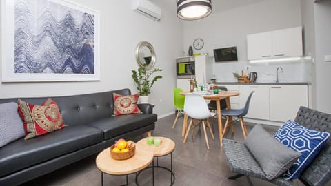 Kitchen or kitchenette, Seating area