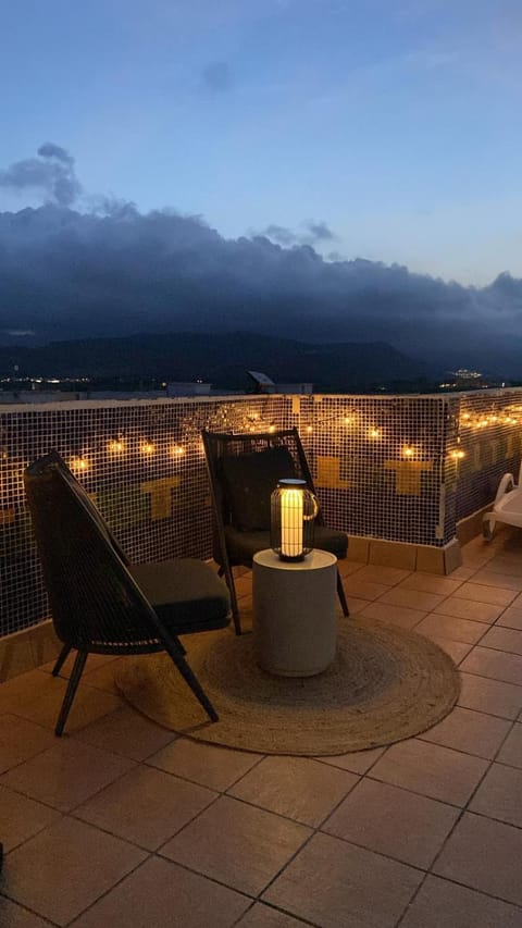 Restaurant/places to eat, View (from property/room), Balcony/Terrace, Landmark view, Mountain view