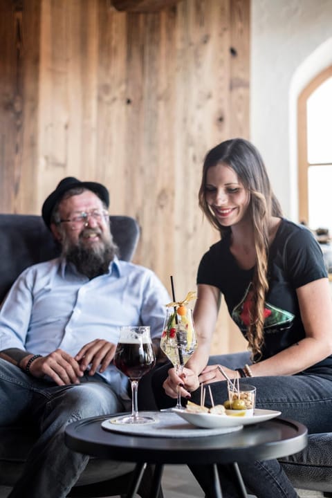 Living room, Seating area, Guests, Drinks