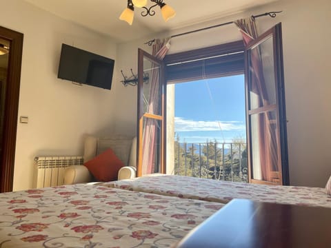 Bedroom, Mountain view