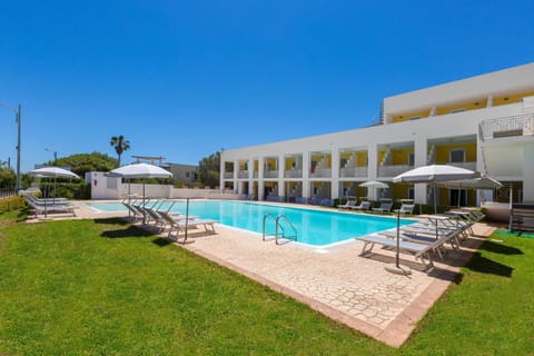 Property building, Garden, Swimming pool, sunbed