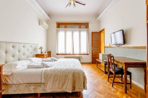 Bed, TV and multimedia, Photo of the whole room, Bedroom, fireplace