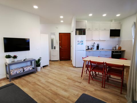 TV and multimedia, Kitchen or kitchenette, Living room, Seating area, Dining area