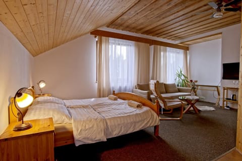 Property building, Bed, TV and multimedia, Bedroom, Swimming pool