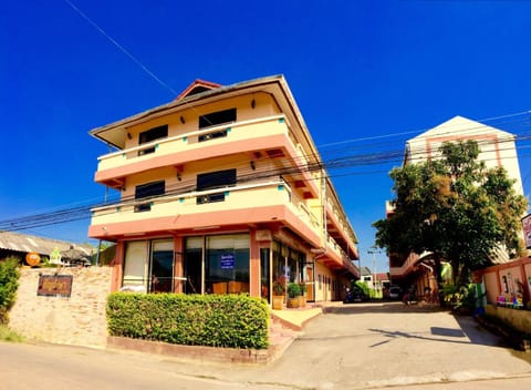 Shower, Toilet, Staff, Facade/entrance, Bed, People, Bird's eye view, Bathroom, TV and multimedia, Balcony/Terrace, Seating area, Floor plan, Dining area, Bedroom, City view, Street view, Area and facilities, Family, Quiet street view