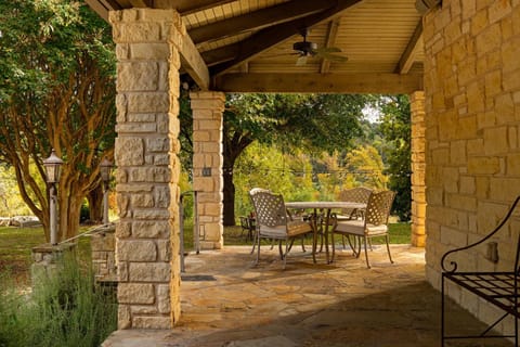 Patio, Day, Natural landscape, Garden, Seating area, Dining area