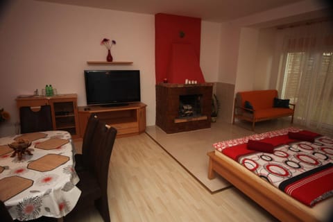 Day, TV and multimedia, Living room, Bedroom