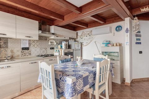 Kitchen or kitchenette, Dining area, stove