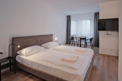 Bed, TV and multimedia, Photo of the whole room, Bedroom