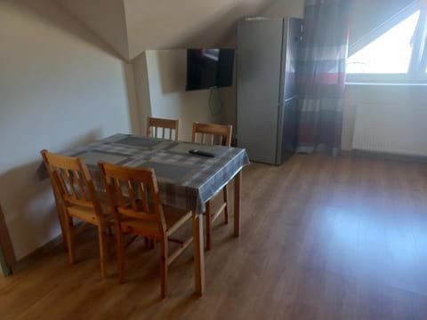 TV and multimedia, Kitchen or kitchenette, Photo of the whole room, Dining area
