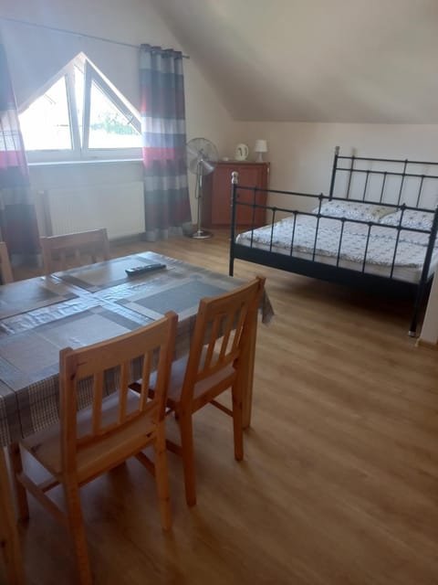 Bed, TV and multimedia, Photo of the whole room, Seating area, Dining area