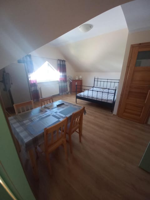 Bed, TV and multimedia, Seating area, Dining area, Bedroom