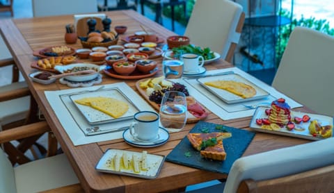 Restaurant/places to eat, Food and drinks, Food, Breakfast, Continental breakfast, Asian breakfast, Italian breakfast, English/Irish breakfast, American breakfast, Lunch, Dinner, Drinks