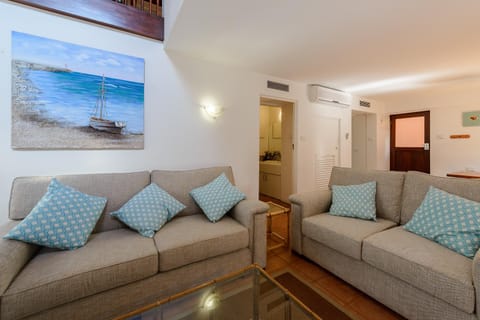 Communal lounge/ TV room, air conditioner