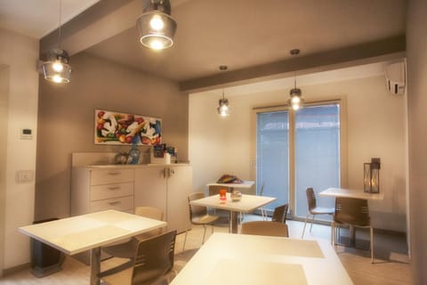 Seating area, Drinks, locker, vending machine, air conditioner