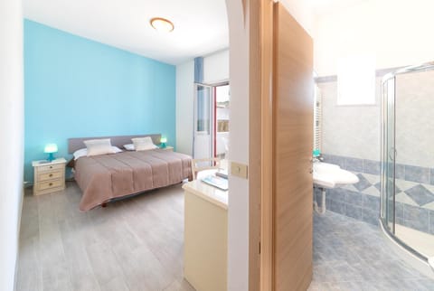 Shower, Bed, Bathroom, Photo of the whole room