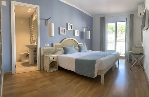 Photo of the whole room, Continental breakfast, Buffet breakfast, internet, locker, safe, storage, air conditioner