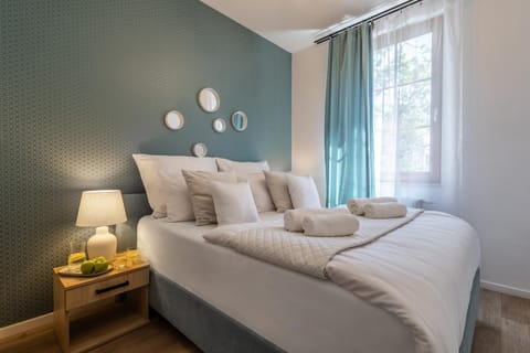 Bed, Photo of the whole room, towels