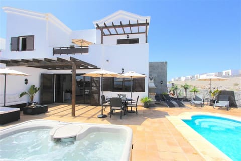 BBQ facilities, Hot Tub, Balcony/Terrace, Area and facilities, Swimming pool