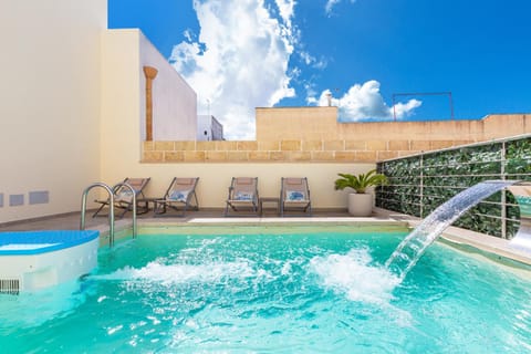 Day, Natural landscape, Pool view, Swimming pool, sunbed