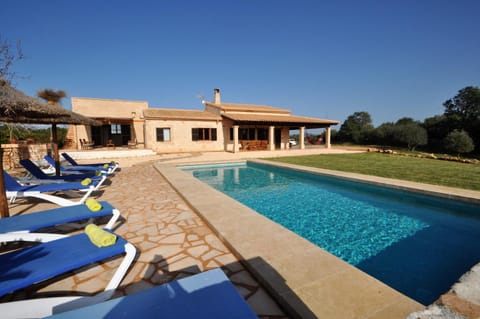 Property building, Patio, Day, Pool view, Swimming pool, sunbed