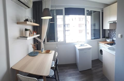 Kitchen or kitchenette, Dining area
