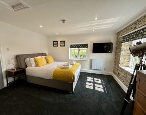 Bed, TV and multimedia, Photo of the whole room, Bedroom