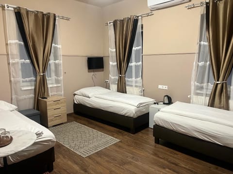 Bed, TV and multimedia, Bedroom, Bedroom, towels