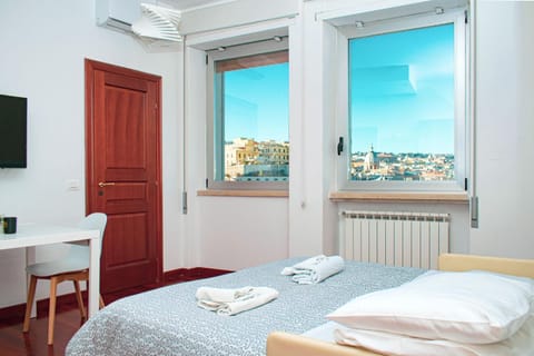 Bed, TV and multimedia, Photo of the whole room, Bedroom, City view, internet, towels, air conditioner