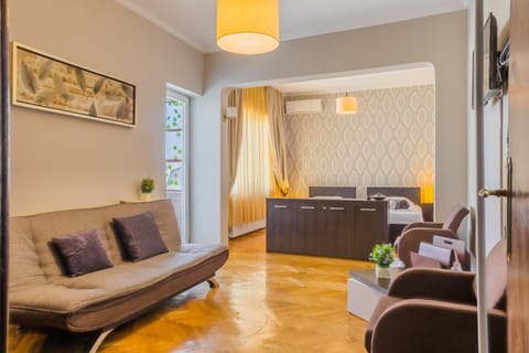 Property building, Bed, TV and multimedia, Living room, Bedroom, Entertainment